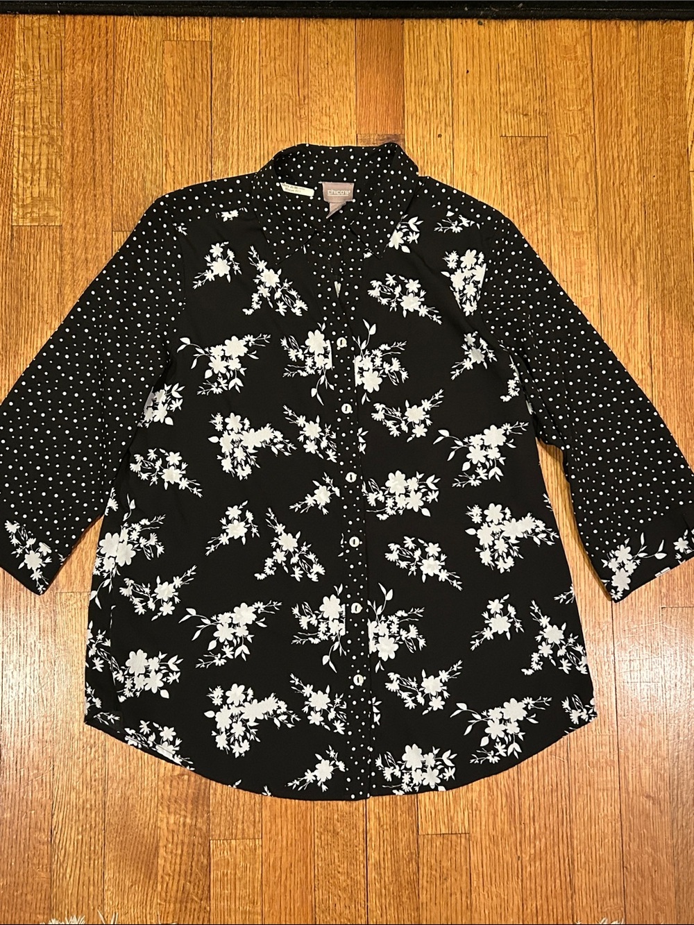 Chico's Black & White Floral Mix-Print Button Blouse Size 1 (Medium)